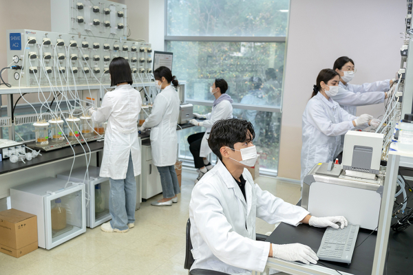 순천향대 연구실에서 실험실습을 진행하는 모습