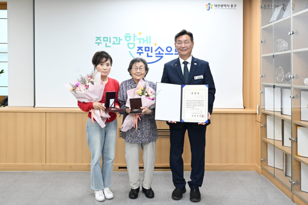 故 이영훈 상사 유족에 금성화랑 무공훈장 전수식 기념사진