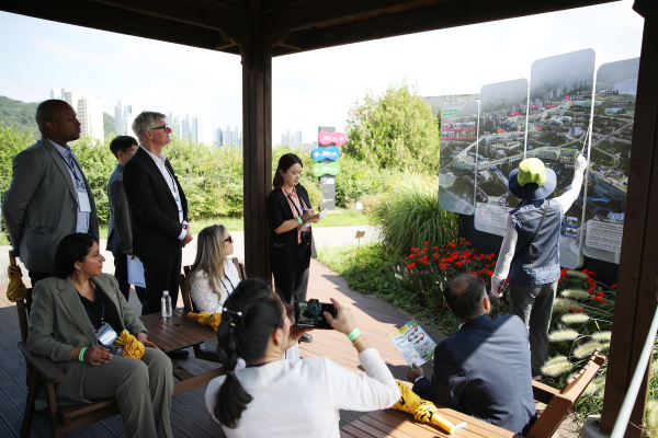 주한 외교사절단이 정부세종청사 옥상정원을 관람하고 있다