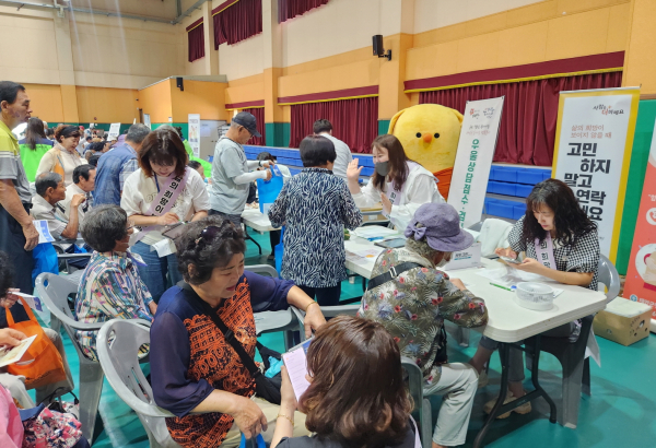 지난 10일, 안면읍 실내체육관에서 진행된 자살예방 캠페인 모습.