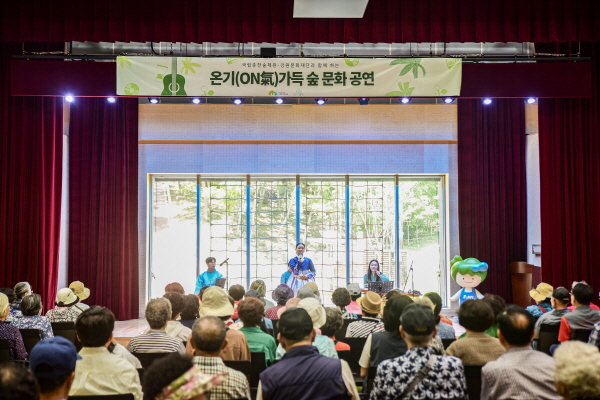 12일, 한국산림복지진흥원 국립춘천숲체원에서 강원지역 청년예술인 단체‘스트링즈’가 숙박고객을 대상으로 국악 공연을 하고 있다.