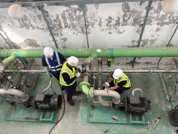 공사 관계자들이 9월 8일 강원도 강릉시에 위치한 옥계정수장의 취수펌프 등 정수 설비를 진단하고 있다. (현재 해당 정수장은 운휴 중이며, 용수 공급을 위한 재가동에 대비하고 있다.)