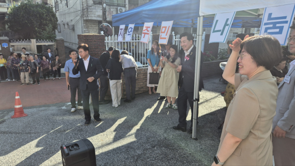 지역주민 나눔행사를 축하해 주기 위해 오신 최충규 대덕구청장 모습