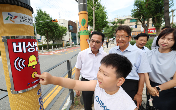박희조 동구청장이 어린이보호구역 내 신규 안전시설 설치 현장을 점검하고 있다