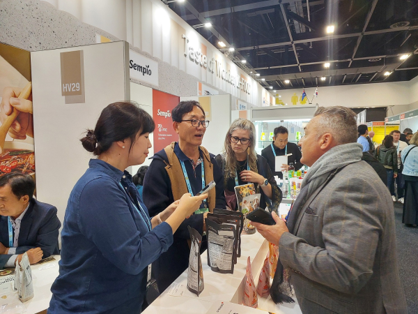 호주식품박람회 참가 제품 설명·시식 행사