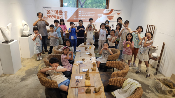쌍류리 갤러리 985에서 테라코타 예술 체험중인 학생들