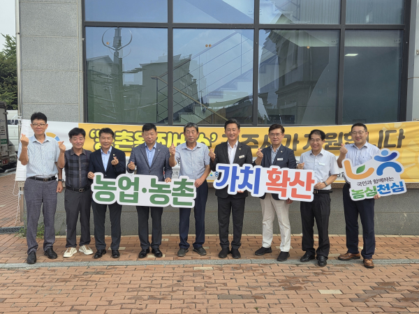 유구농협 농촌왕진버스 운영 기념사진