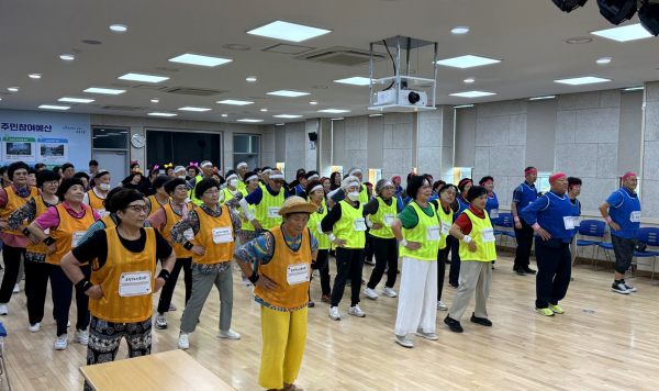 16일, 노은3동 행정복지센터에서 진행된 ‘노인맞춤돌봄서비스 수행기관 연합 미니 운동회’ 진행 모습