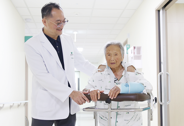 건양대병원 김광균 교수(왼쪽)와 고관절 인공관절 치환술을 받은 108세 초고령 어르신