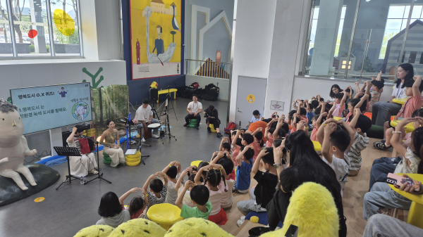 16일 국립박물관단지 어린이박물관 전시실에서 탄소중립 콘서트에 참여한 어린이들이 O.X 퀴즈를 함께 맞추고 있다