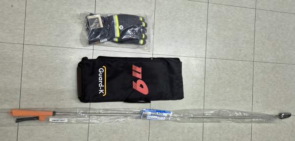 동종기관 최초 전 역사에 PM 배터리 화재대응 전용 물품을 역무실에 배치했다. (사진의 위쪽부터 화재대응용 방열장갑, 질식소화포, 인출용 집게 3종)