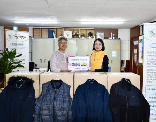 이성연 국가철도공단 총무부장(오른쪽)이 벧엘의집 원용철 담당목사(왼쪽)에게 근무복을 전달 후 함께 기념촬영