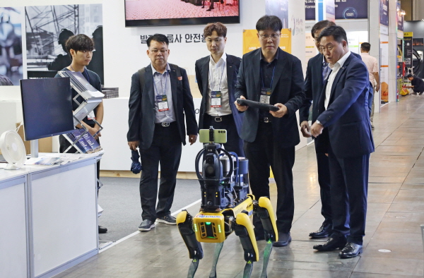 엄경일 서부발전 기술안전부사장(오른쪽 첫 번째) 등 서부발전 참석자들이 사족보행 로봇 스팟(SPOT)에 대해 설명 듣는 모습