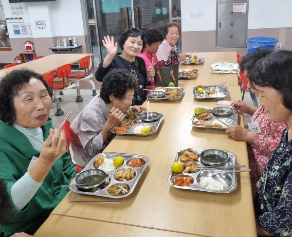 지난 17일 대산초등학교에서 진행된 할머니 학교가유 프로그램 진행 (급식체험 모습)