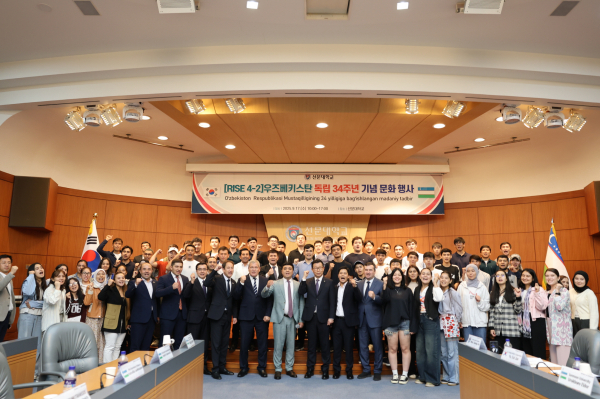 우즈베키스탄 독립34주년 기념 문화 행사 단체 사진을 촬영했다