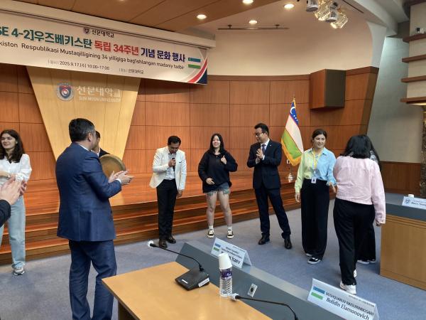 우즈베키스탄 유학생이 축하 공연을 함께 즐기고 있다