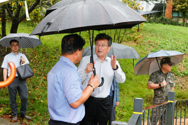 지난 17일 진행된 노은3동 현장 행정에서 정용래 유성구청장이 해랑숲근린공원 맨발걷기 산책로 조성 사업 현장의 진행 상황을 점검하고 있다.