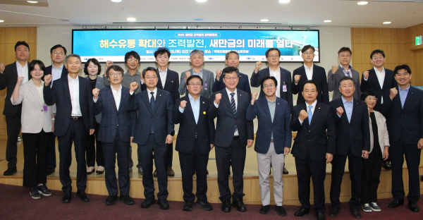 18일, 서울 여의도 국회의원회관 제2소회의실에서 열린 정책토론회에서 주요 참석자들이 기념사진