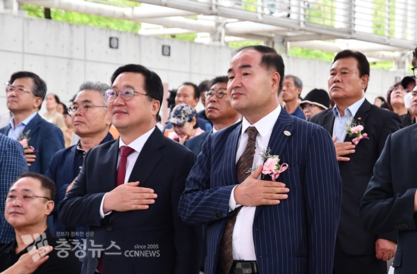 제13회 I am 오뚝이축제에서 개회식에 앞서 국민의례하는 이장우 대전시장(왼쪽)과 김거수 충청뉴스 대표