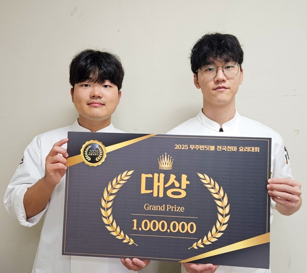 수상 기념사진(왼쪽부터 이호빈 정상언)