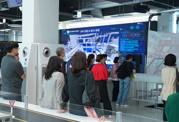 서울 강남 서초 지역 중등 교장·교감 150여 명이 한국기술교육대학교가 자랑하는 세계적 수준의 에듀테크 기반 공학교육·연구시설인 ‘다담미래학습관’을 탐방 모습