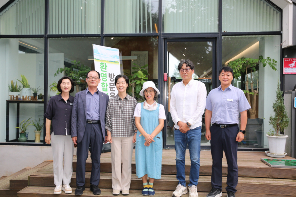 지난 18일, 태안군을 찾은 김영 충청남도농업기술원장(1번 사진 왼쪽에서 세 번째).