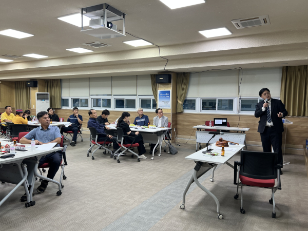 지난 18일, 화성면 주민자치센터에서 최동진 연구원이 역사문화학교 강의를 진행하고 있다.