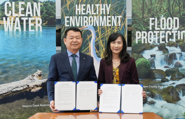 지난 18일(현지 기준), 미국 캘리포니아주 산호세에 있는 밸리 워터 본사에서 윤석대 한국수자원공사 사장(사진 왼쪽)이 리타 찬(Rita Chan) 밸리 워터 수석부사장과 디지털트윈 물관리 시스템 구축을 위한 기본협약을 체결한 뒤 기념사진