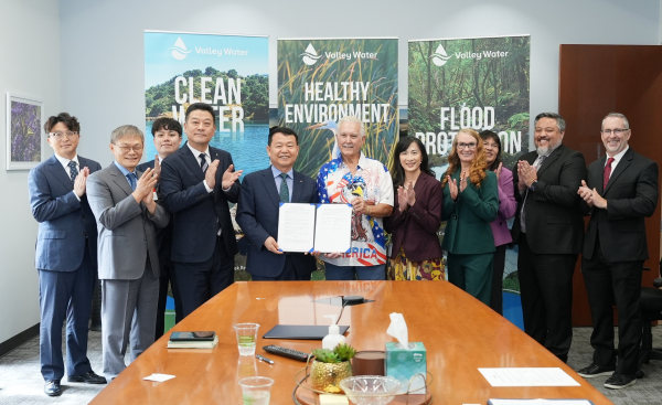 9월 18일(현지 기준), 미국 캘리포니아주 산호세에 있는 밸리 워터 본사에서 열린 협약식에서 주요 참석자들이 기념사진을 촬영하고 있다.(사진 왼쪽 다섯 번째부터 윤석대 한국수자원공사 사장, 리처드 산토스(Richard Santos) 밸리 워터 이사회 부의장, 리타 찬(Rita Chan) 밸리 워터 수석부사장)