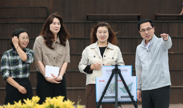 박희조 동구청장이 판암근린공원 내 어린이 놀이시설을 점검하고 있다