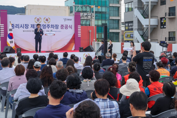 최충규 대덕구청장이 22일 중리동 일대의 만성적인 주차난 해소를 위해 중리동 363-23번지 일원에 조성된 ‘중리시장 제3공영주차장’ 준공식에 참석해 주민들에게 인사말 모습