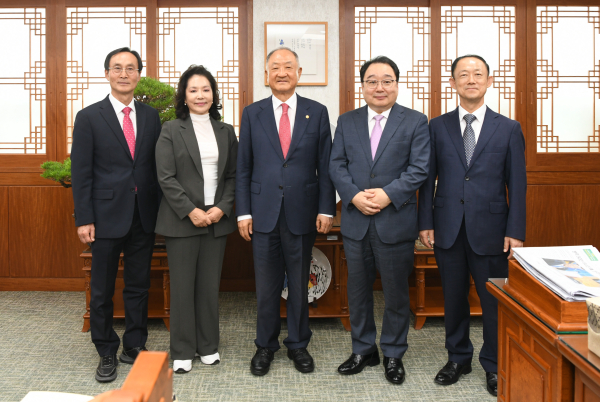 백석대학교에서 발전기금 기탁식 후 기념촬영을 하고 있다.(왼쪽 두 번째부터 김제영 뮤지컬 전공주임 교수, 장택현 대학혁신위원장, 오현기 담임목사)