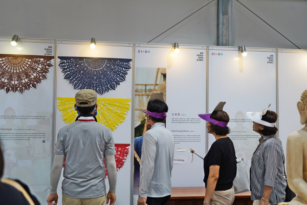 무형유산체험관을 찾은 관람객들