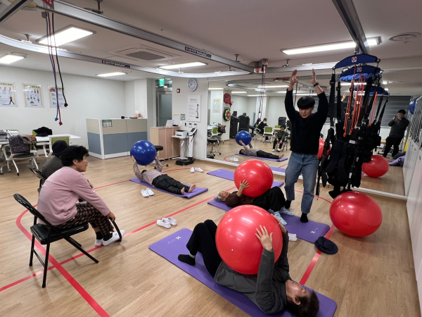 고령자 복지주택에서 입주민을 대상으로 여러 프로그램을 진행하고 있다.