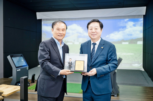 김정겸 충남대학교 총장(오른쪽)이 김영찬 유원골프재단 이사장에게 감사패를 전달하고 있다.