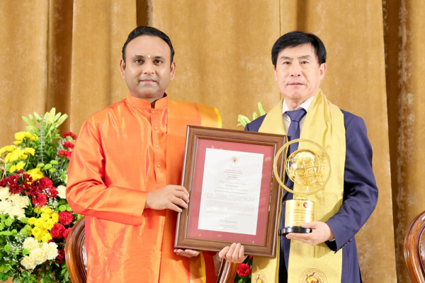 남서울대 이성철 교수, 2025 후마니타리안 수상 모습