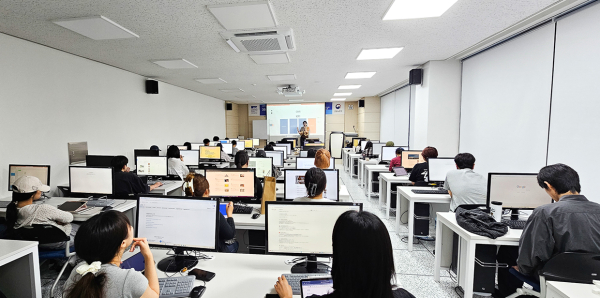 구글 애널리틱스 자격취득 대비반(GAC) 강의에 참여한 순천향대 학생들이 데이터 분석 교육을 받고 있다.