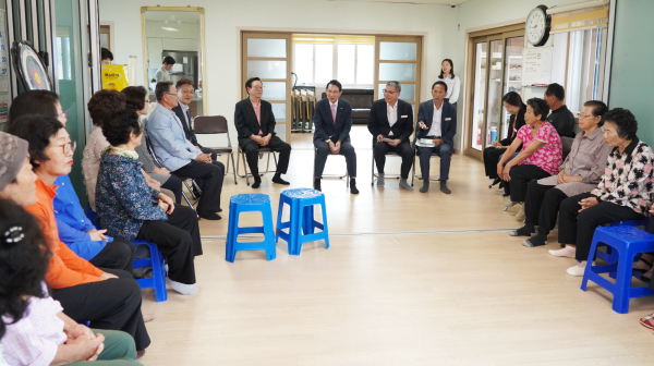 이완섭 서산시장이 지난 23일 지곡면 화천2리 경로당을 방문해 애로사항을 청취했다.