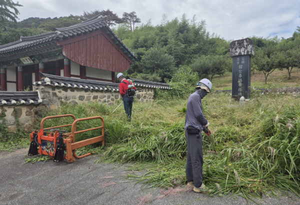 지난 22일, 관내 현충시설의 환경정비를 진행하고 있다.