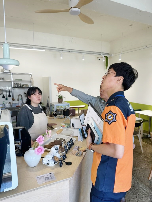 지난 23일, 청양시장 일원에서 추석명절대비 전통시장 화재예방합동점검을 실시했다.