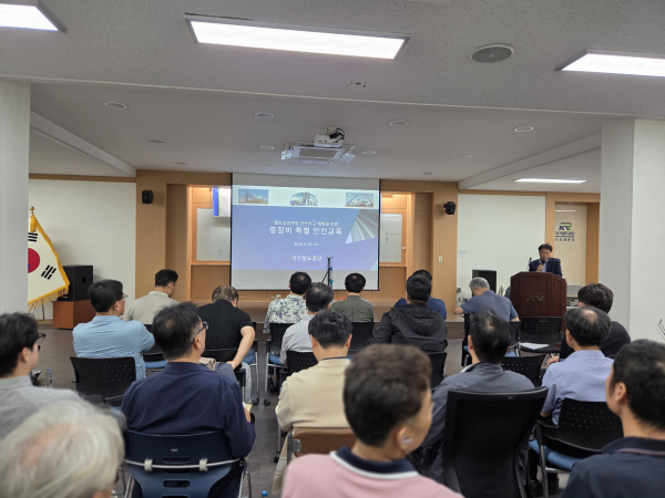 24일, 수도권본부에서 철도건설현장 건설기계 점검 관계자들을 대상으로 ‘건설기계 특별 안전교육’을 실시하고 있다.