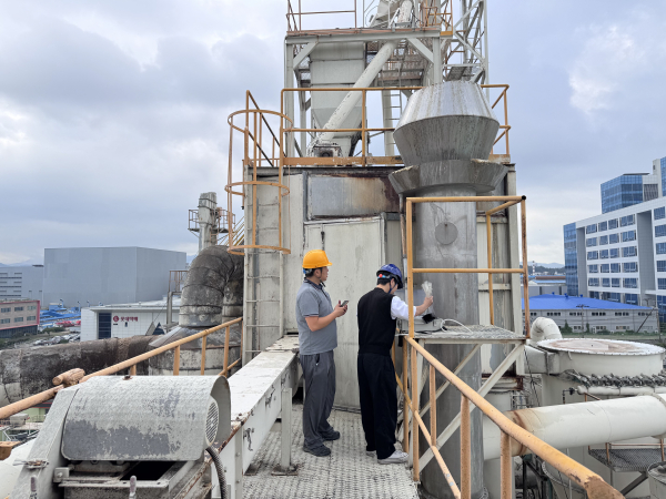 대덕구 직원이 환경오염물질 검사를 진행하고 있다.