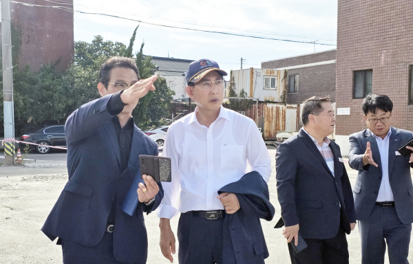 지난 23일 이완섭 서산시장이 관계 공무원들과 함께 해미읍성전통시장 임시 공영주차장을 둘러보며 개선점을 모색하는 시간을 가졌다.