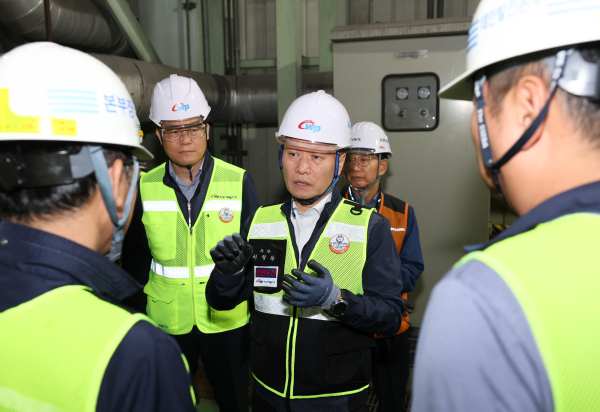 24일 충남 태안발전본부에서 ‘시이오(CEO)와 함께하는 안전동행’ 행사를 개최/ 사진은 이정복 서부발전 사장(가운데)이 태안발전본부 발전설비를 점검하는 모습