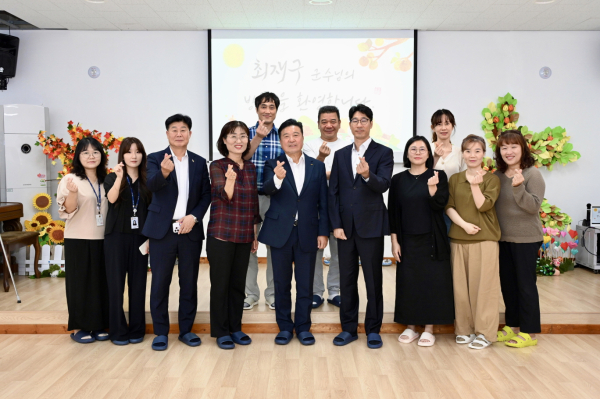 5.최재구 군수가 아동양육시설 ‘아름다운집’을 방문한 모습 (1)