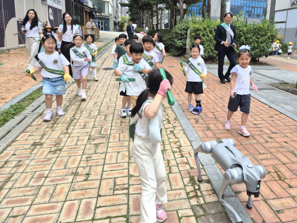 플로깅 캠페인에 참여한 어린이들 모습