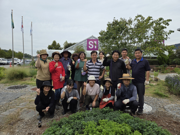 화훼산업연구회 꽃 심기 봉사 모습