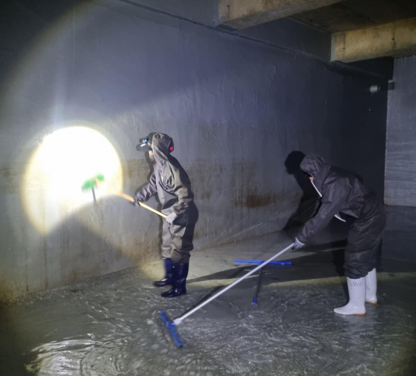 저수조청소·소독 용역 업체의 용역 수행원이 빗물저류조에서 청소를 실시하고 있다.