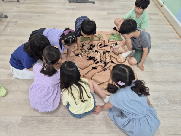 수청초등학교 학생들이 '오늘도 바쁜 개미' 프로그램에 참여하는 모습.