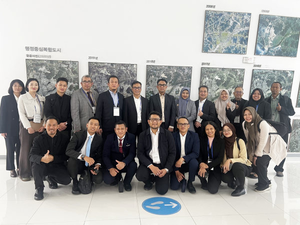 인도네시아 법무부 관계자들이 행복도시 홍보관 관람 후 기념촬영을 하고 있다